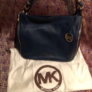 NWT Michael Kors Lrg Shldrbag Pebble Leather Navy